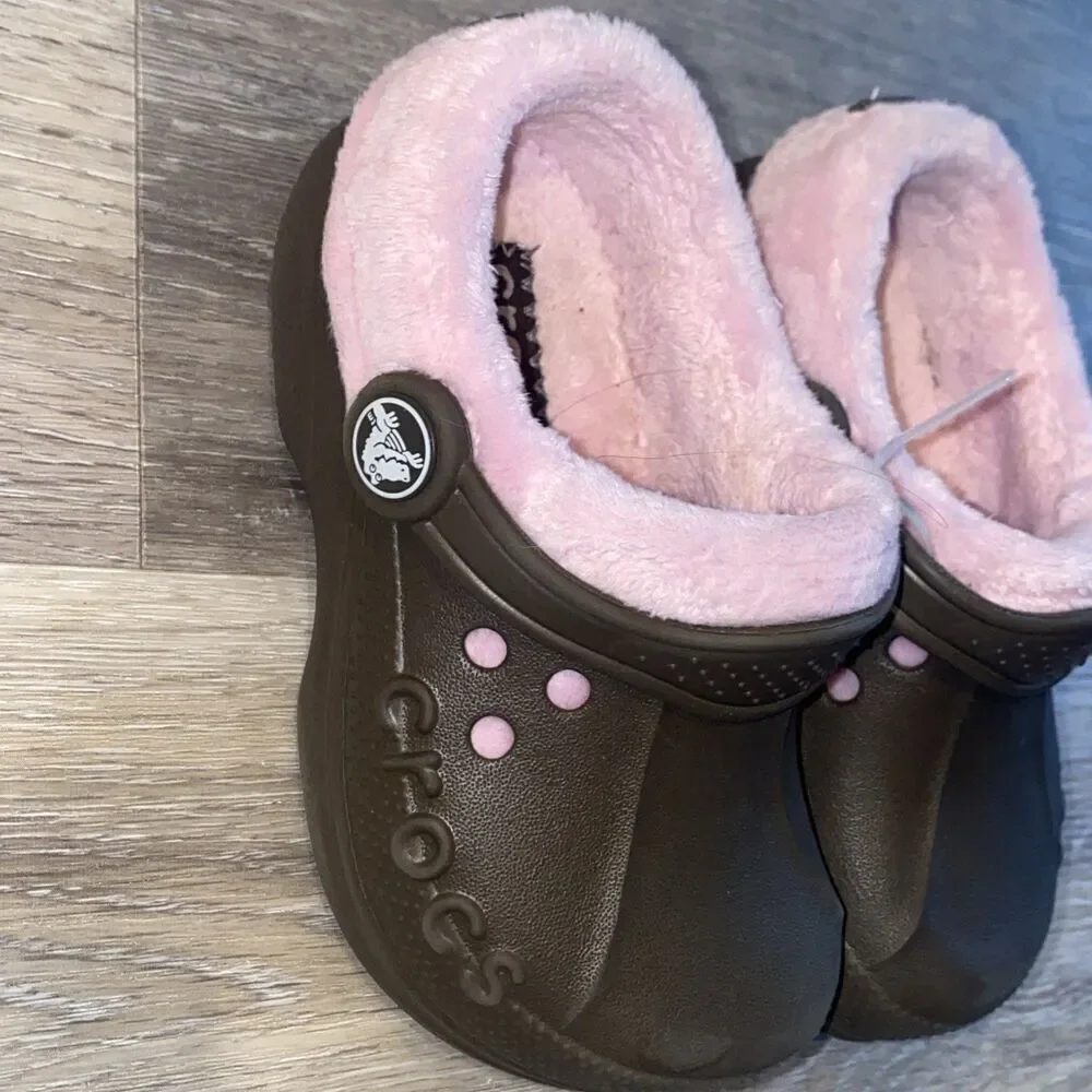 Brown crocs with pink fur lining Girls size 8/9 C